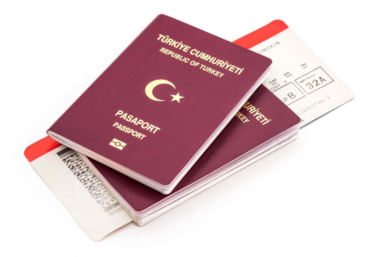 Almanya 81a vizesi ile seyahat için uçak bileti üzerinde duran Türkiye pasaportları
